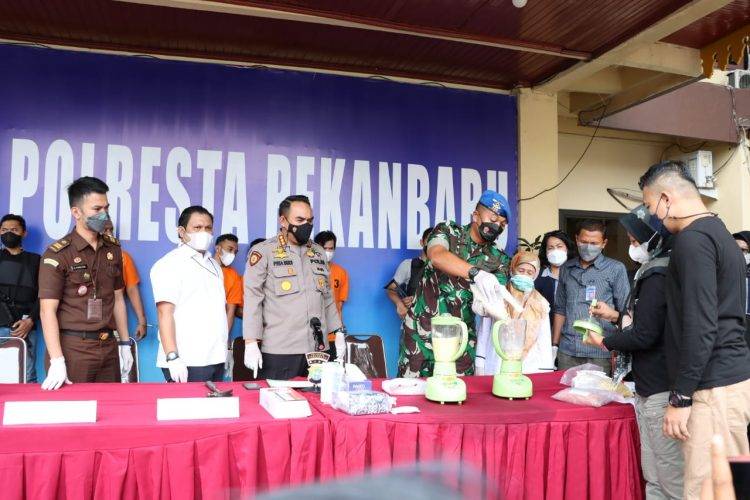 Polresta Pekanbaru Blender 9.033 Butir Pil Ekstasi dan 1,9 Kilogram Sabu-sabu