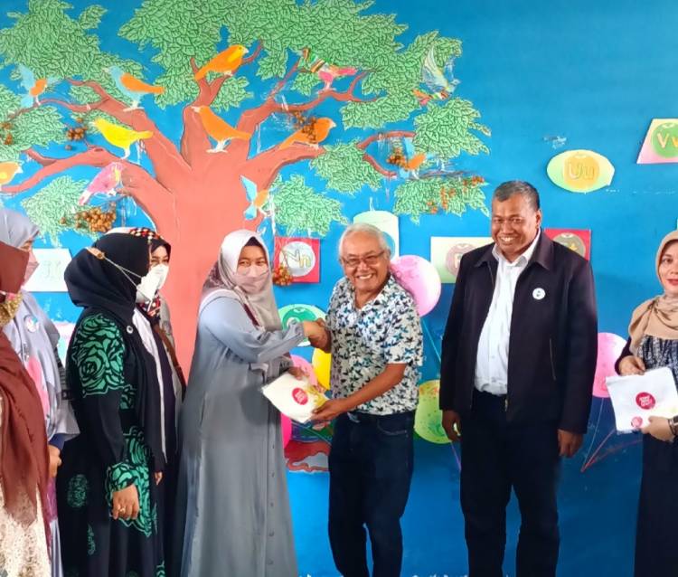 Permigastara Bengkalis Serahkan Ratusan Buku Bantuan KPK ke PAUD di Duri