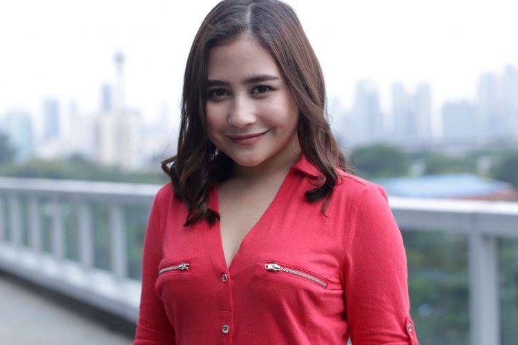 Artis Cantik Ini Beli Klub Bola Persikota