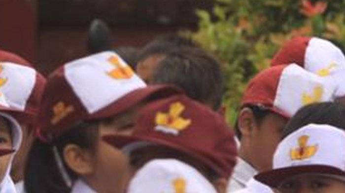 Astaga, 16 Murid SD Dipaksa Gurunya Mengunyah Sampah Plastik