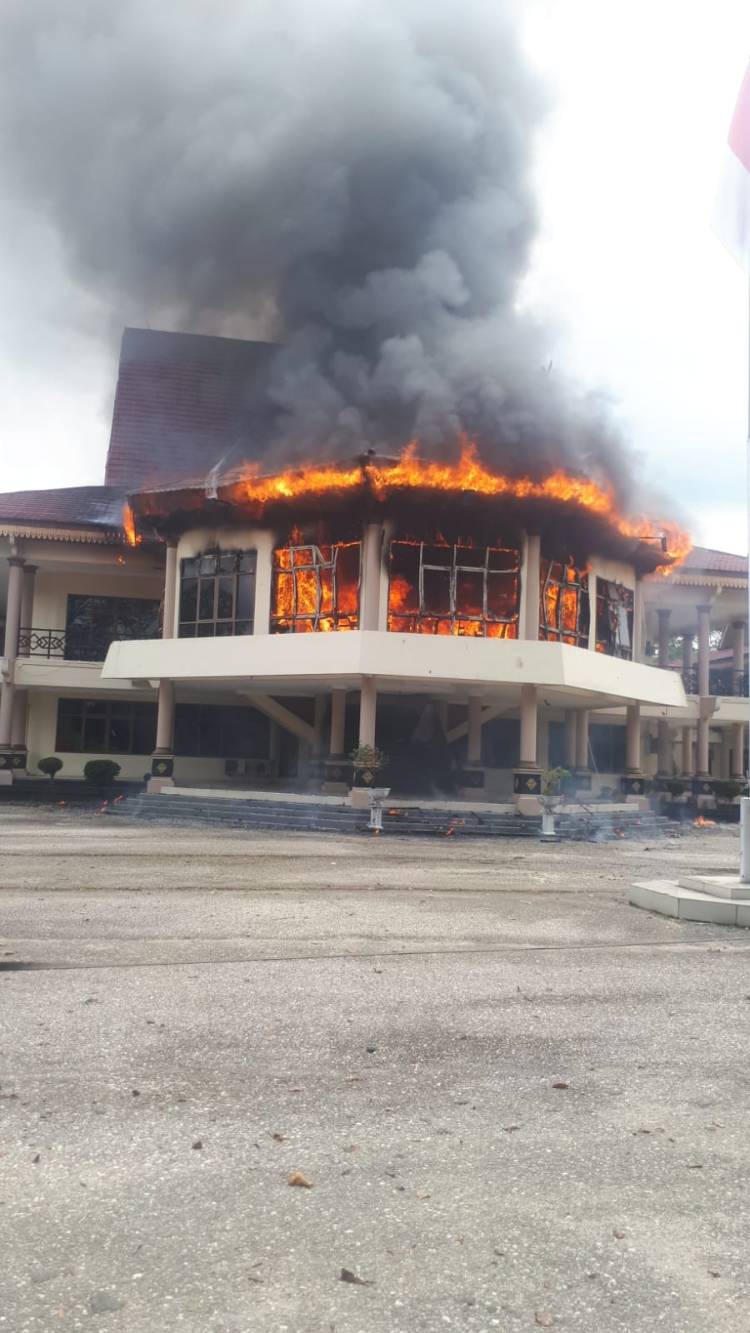 Kantor DPRD Inhu Terbakar, Pegawai Panik Berlarian ke Jalan