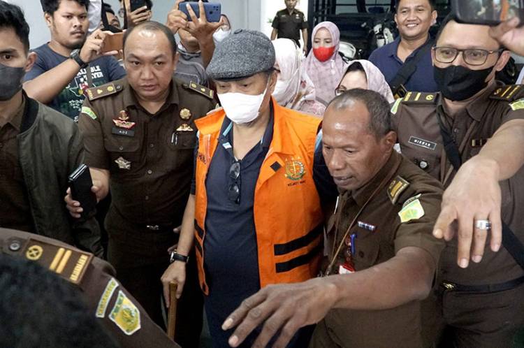 Kejati Riau Tahan Mantan Bupati Inhil Indra Muchlis Adnan