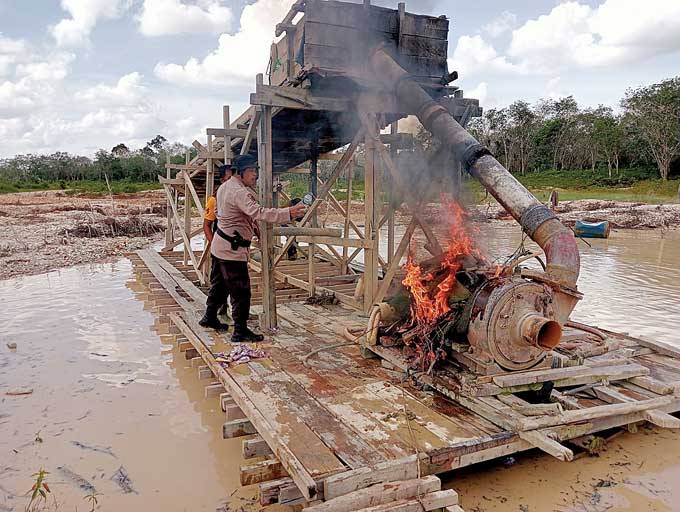 Musnahkan Rakit Dompeng, Anggota Polisi Terpaksa Harus Renang ke Tengah Sungai