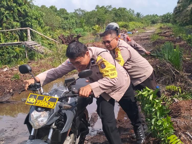 Sosialisasi Pemilu Damai, Kapolsek Dumai Timur  Kompol Yusup Purba SH Terobos Jalan Berlumpur