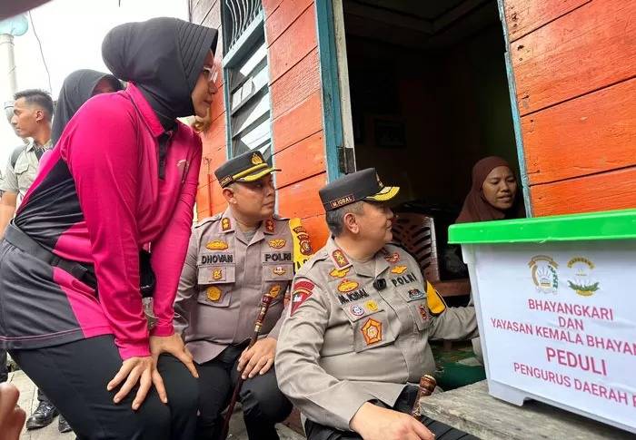 Kapolda Riau Bersama Istri Bagi Sembako ke Warga Dumai
