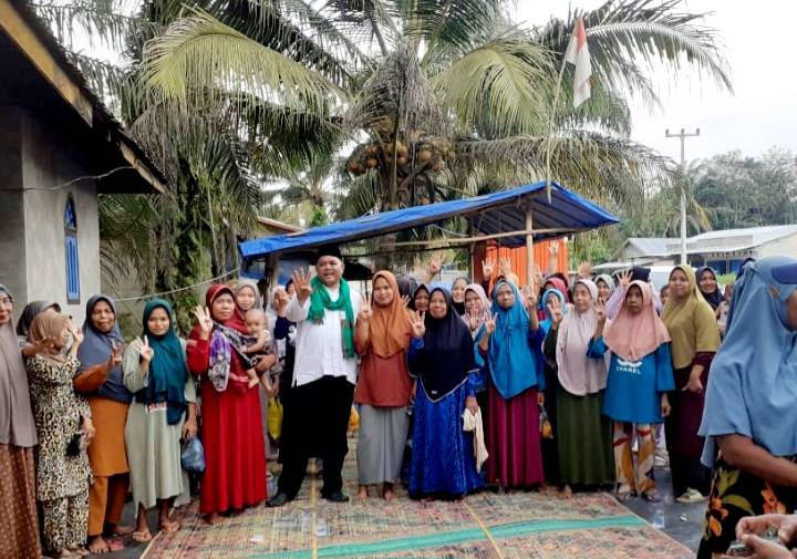 Maju ke DPRD Riau, Emak-emak Bukit Abbas Doakan Syaiful Amri Datuk Domo