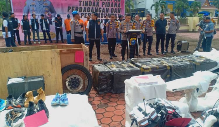 Polres Bengkalis Gagalkan Penyelundupan Moge dan Ratusan Barang Ilegal Lainnya di Sungai Pakning