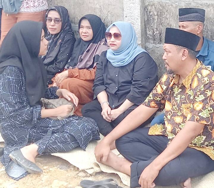 Bupati Kasmarni Hadiri Pemakaman Susi Yanti, JMSI Riau Kehilangan Kader Terbaik