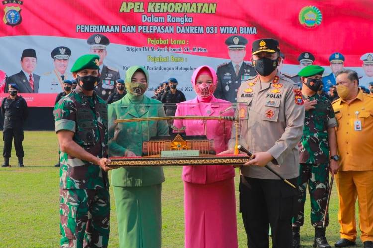 Lepas Sambut Danrem 031/WB, Personil Polda Berbaris di Jalan Pattimura