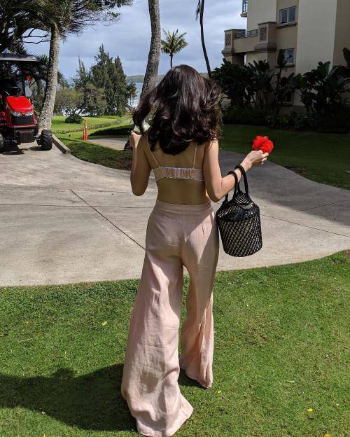 Menggoda, Artis Cantik Indonesia Ini Hanya Pakai Bra