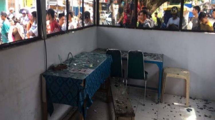 Puluhan Massa Rusak Pos Polisi