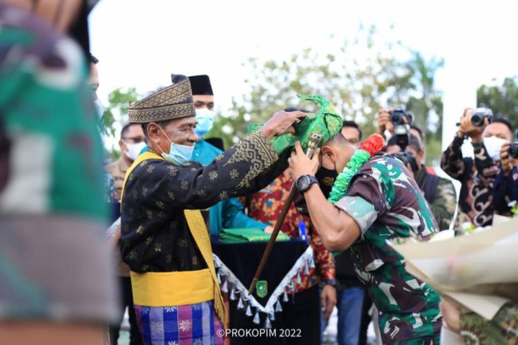 Danrem 031 WB Merasa Terhormat Diberikan Tanjak Anderi Guru Selebu
