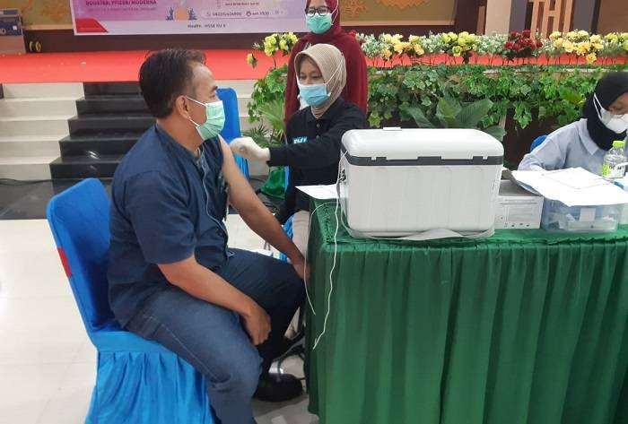 PT KPI dan Polres Dumai Lanjutkan Vaksinasi ke Tiga untuk Mitra dan Keluarga Pertamina