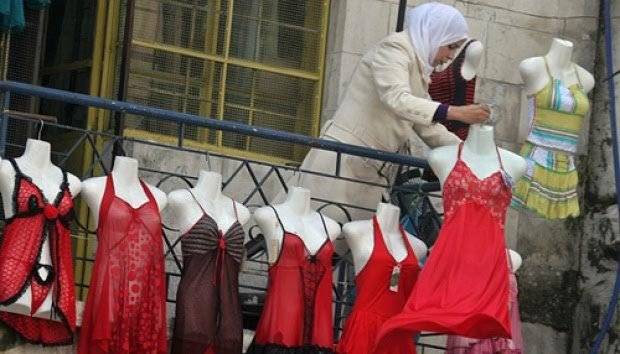 Astaga, Hari Valentine Sejumlah Toko di Arab Saudi Jual Lingerie Warna Merah