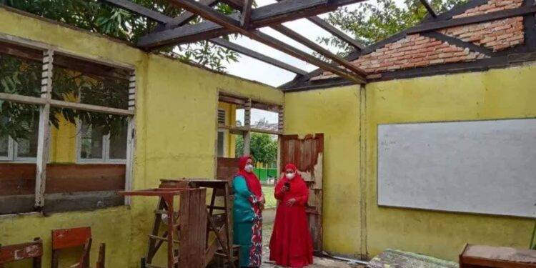 Melihat Kelasnya tak Beratap, Murid SD 005 Kelurahan Desa Baru Menangis