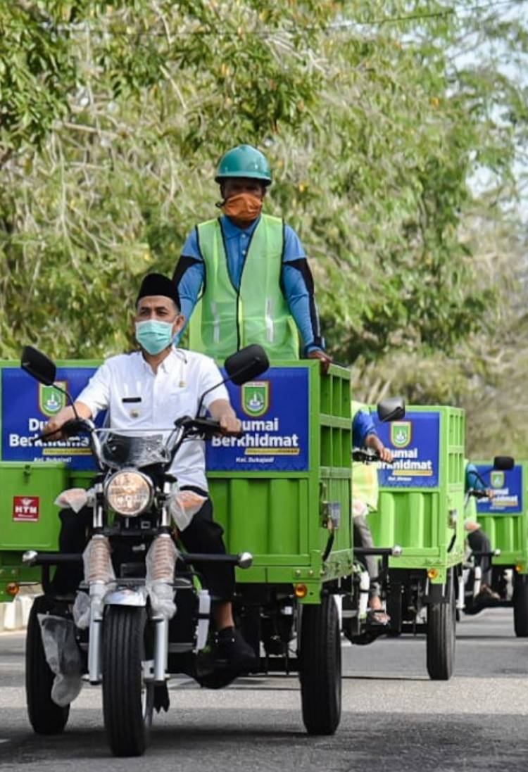 Walikota Dumai Tunggangi Armada Pengangkut Sampah