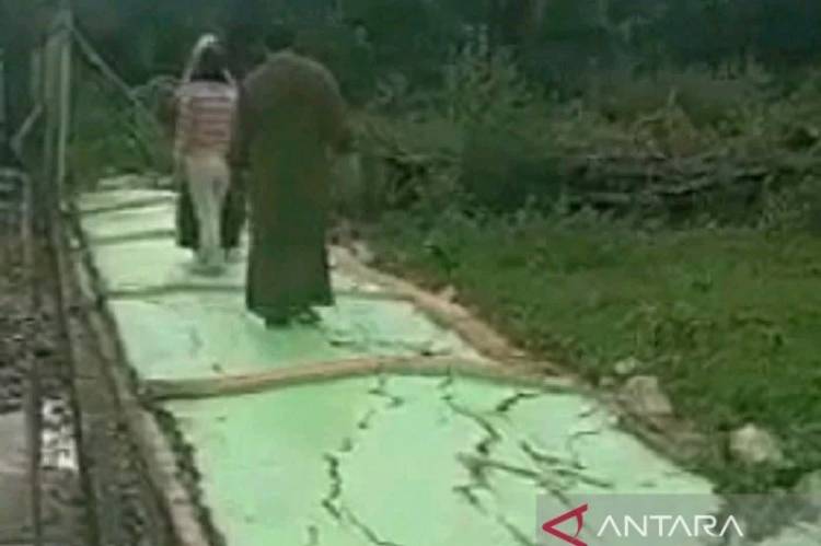Robohnya Pagar Puskesmas Medang Kampai Akibat Gempa atau Penyimpangan Bestek