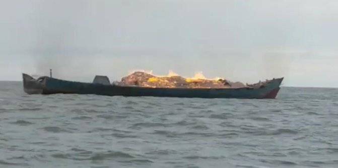Kapal Bermuatan Sagu dan Arang Tujuan Malaysia Terbakar di Perairan Rangsang Barat