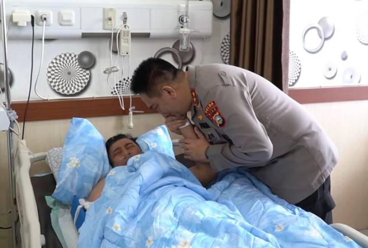 Kapolda Jambi Menangis Saat Dibesuk Kapolda Riau