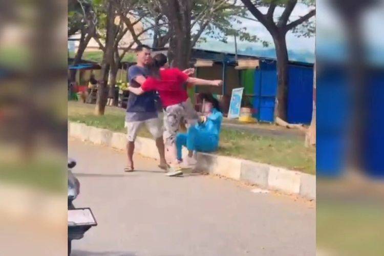Wanita ini Tendang Pacar Mantan Suaminya, Videonya Viral di Media Sosial