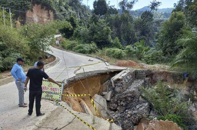 Jalan Lintas Riau-Sumbar Amblas, Pemprov Segera Perbaiki