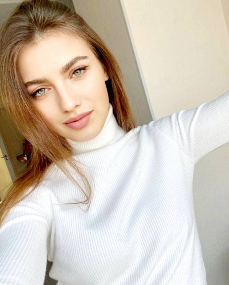 Pramugari Viktoria Cantik Menggoda, Kaum Jomblo "Meriang" Dibuatnya