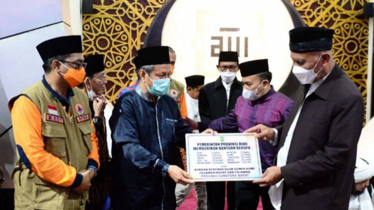 Bantuan Logistik Pemprov Riau untuk Korban Gempa Pasaman Diterima Gubernur Sumbar