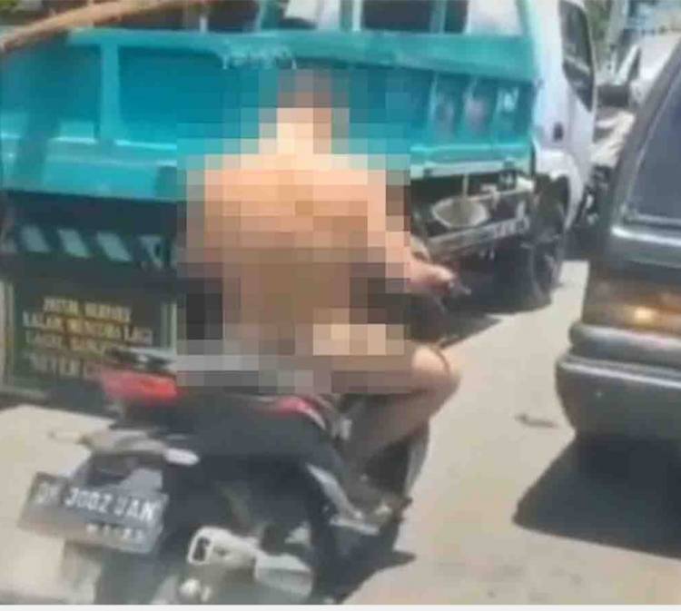 Polisi Berpangkat Aipda Telanjang Bulat di Jalan Raya