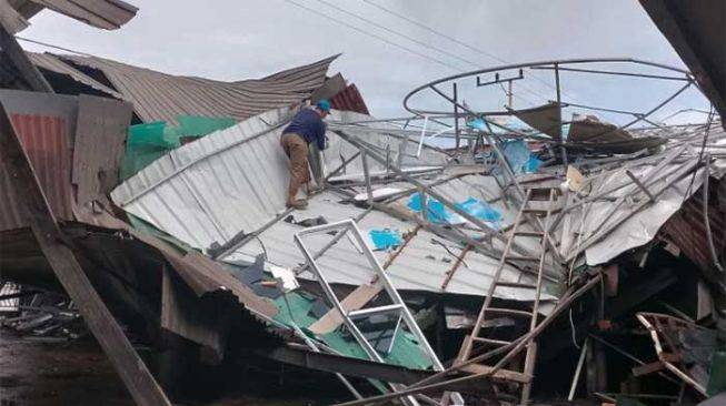 Angin Kencang Terbangkan Kubah Masjid, Atap Rumah Warga dan Pohon Tumbang