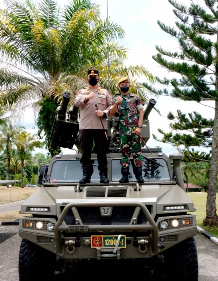 Safari Silaturahmi ke Markas TNI, Kapolda Riau Bagi-bagi Laptop dan Perlengkapan Olahraga