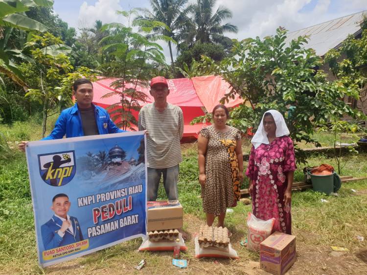 Ketua KNPI Riau, Fuad Santoso Bantu Korban Gempa Pasaman Sumbar