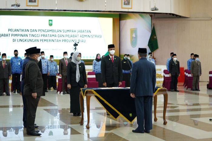 Berikut 10 Pejabat Baru Pemprov Riau Yang Dilantik Gubri Syamsuar