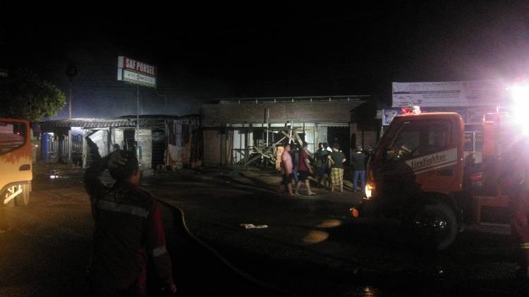 Baru Saja, Satu Unit Kios di Jalan Sudirman Dumai Terbakar