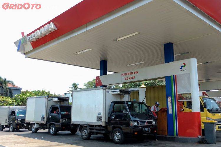 Angkutan Perusahaan Industri Ikut Antri Isi BBM Bersubsidi