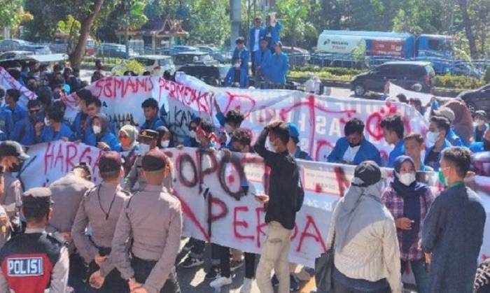 Terkait Minyak Goreng, Mahasiswa Riau Unjuk Rasa Desak Jokowi Segera Copot Mendag