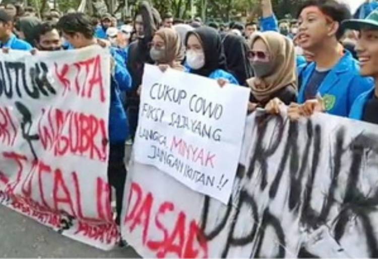 Mahasiswa Riau Usung Spanduk " Gubernur Gagal, DPRD Diam, Dasar Pengecut "