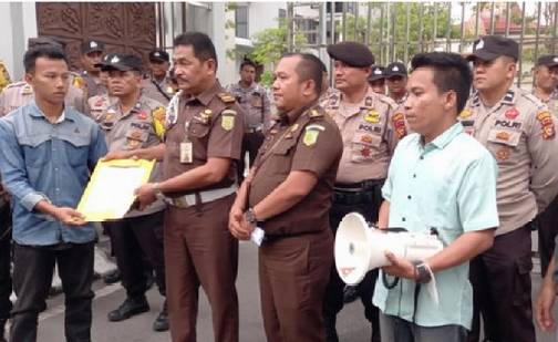 Foto Anggota DPRD Riau Dipajang di Gedung Kejati