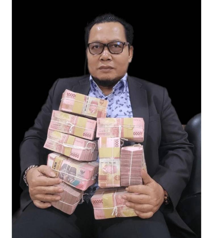 Foto Anggota DPRD Pelalawan Peluk Tumpukan Uang Viral di Media Sosial