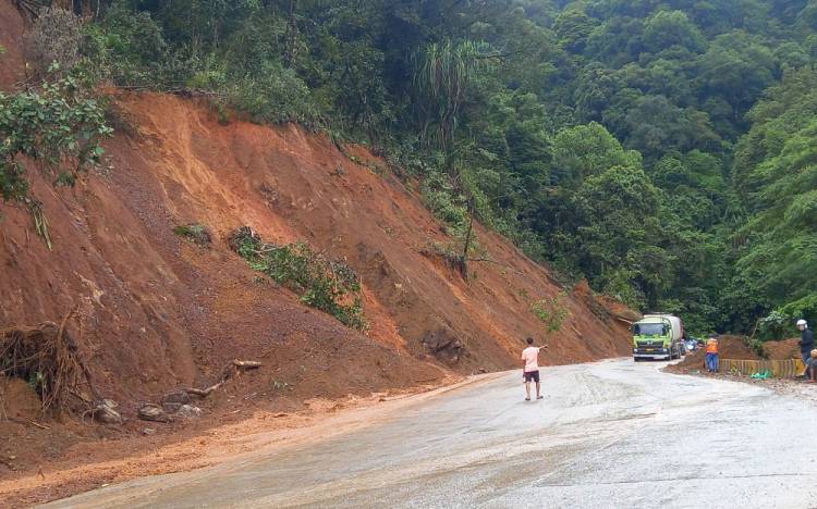 Rawan Longsor, Warga Diingatkan Waspada Lewati Jalan Lintas Riau-Sumbar