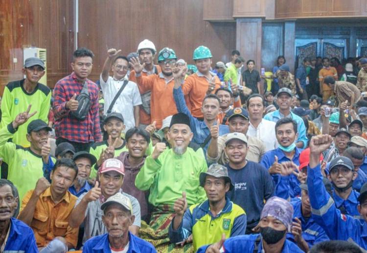 Walikota Dumai Berangkatkan 3 Petugas Kebersihan ke Tanah Suci