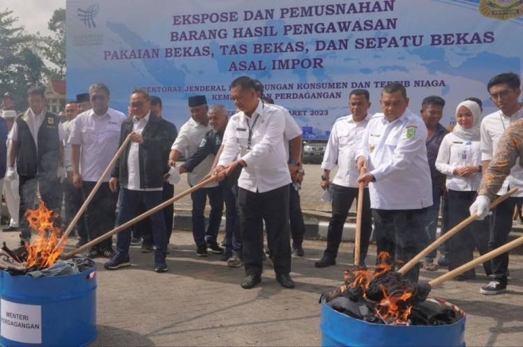 Menteri Perdagangan Bakar Barang Bekas Impor di Terminal Payung Sekaki