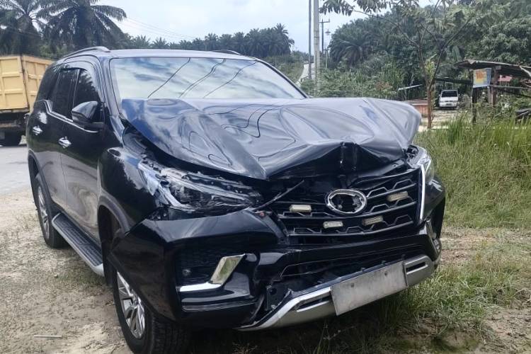 Mobil Dinas Wabup Siak Seruduk Truk Trailer, Bagian Depan Rusak