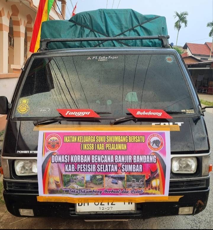 Salurkan Bantuan Banjir, IKSSB Pelalawan Peduli Kampung Halaman