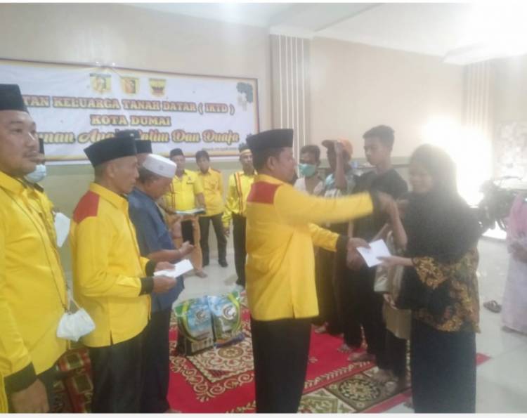 Ikatan Keluarga Tanah Datar (IKTD) Dumai Santuni Kaum Dhuafa dan Anak Yatim