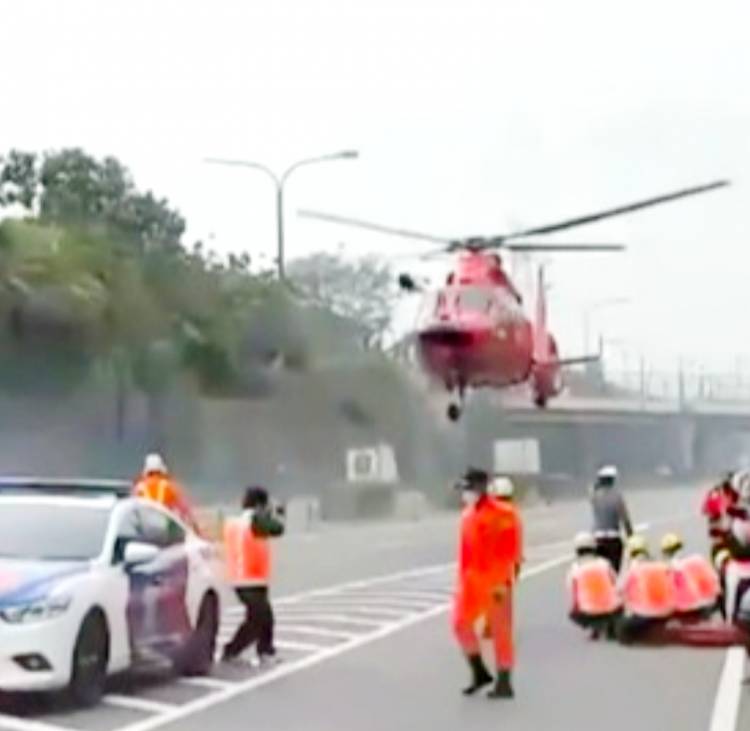 Dikawal Polisi, Helikopter Mendarat di Jalan Tol