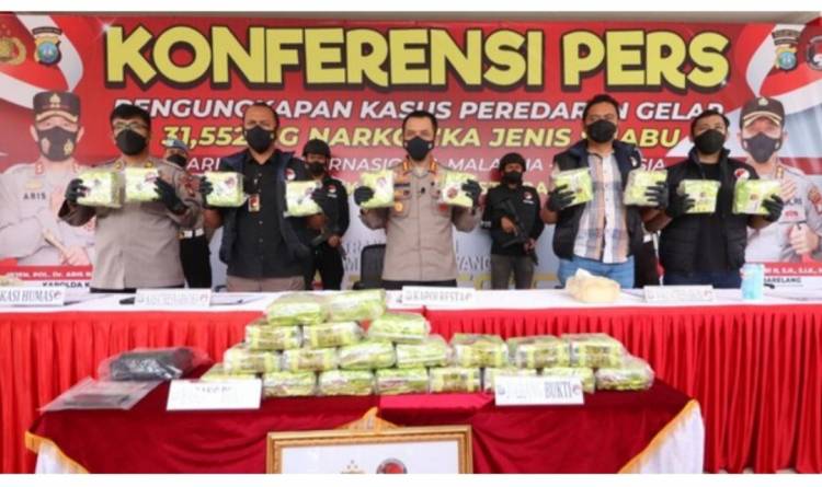 Polisi Tangkap Pengedar Narkoba Jaringan Internasional di Perairan Batam