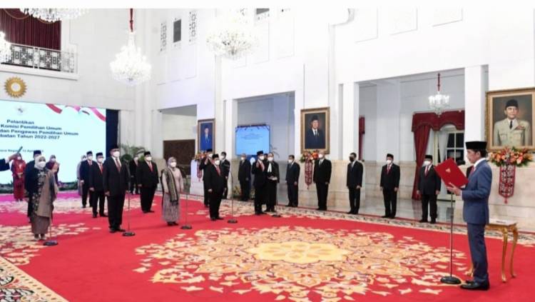 Ini Nama-nama Anggota KPU dan Bawaslu yang Baru Saja Dilantik Presiden Jokowi