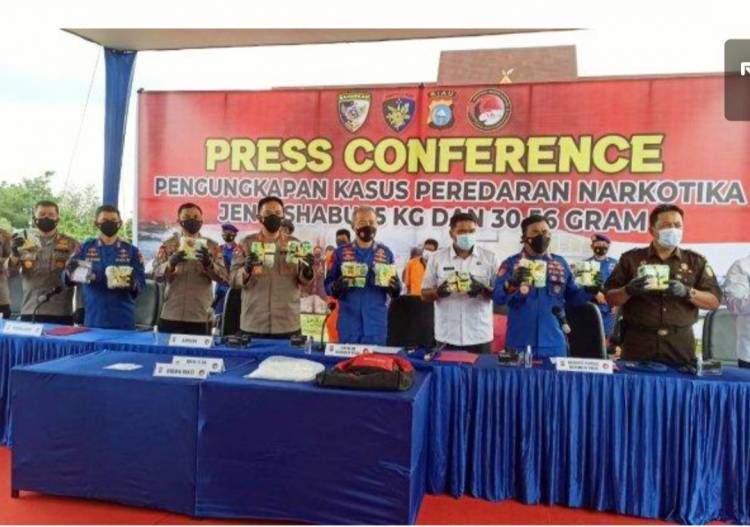 Tim Mabes Polri dan Polda Riau Amankan Bandar Narkoba Asal Bengkalis di Roro Dumai