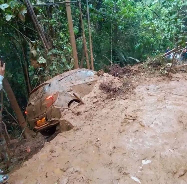 Longsor Dekat Kelok 9, Satu Unit Mobil Nyaris Masuk Jurang