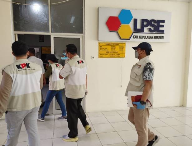 Petugas KPK Kembali Menyisir Meranti, Rumah Fitria Nengsih Digeledah